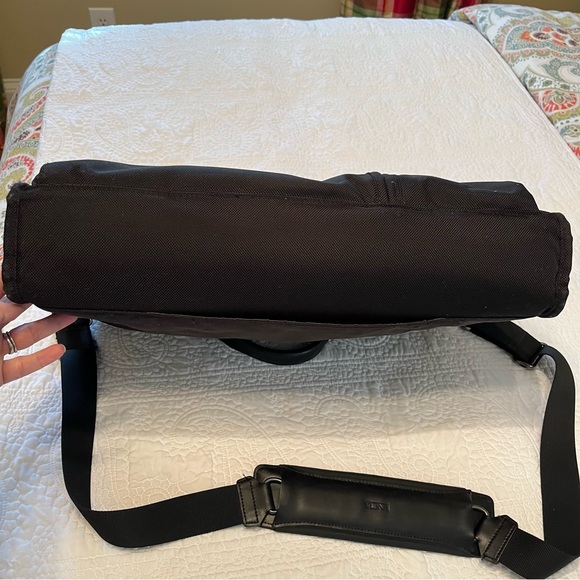 TUMI Alpha Black Laptop Bag Briefcase with Shoulder Strap - Excellent Condition - Picture 16 of 17